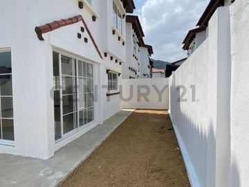 Increíble Oportunidad Urb.Terranostra Casa Esquinera de estreno al costo E.Men