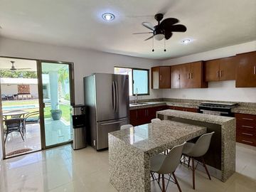 🏡 Residencia sobre Avenida Principal en Montebello – Amplios Espacios