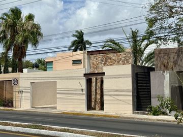 🏡 Residencia sobre Avenida Principal en Montebello – Amplios Espacios