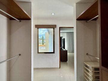 🏡 Residencia sobre Avenida Principal en Montebello – Amplios Espacios