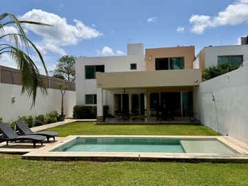 🏡 Residencia sobre Avenida Principal en Montebello – Amplios Espacios