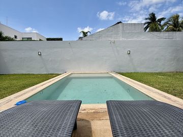 🏡 Residencia sobre Avenida Principal en Montebello – Amplios Espacios