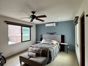 🏡 Residencia sobre Avenida Principal en Montebello – Amplios Espacios