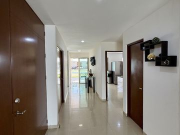 🏡 Residencia sobre Avenida Principal en Montebello – Amplios Espacios