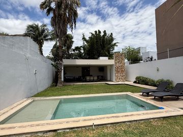🏡 Residencia sobre Avenida Principal en Montebello – Amplios Espacios