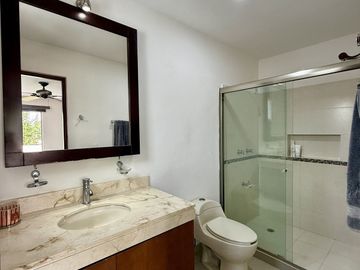 🏡 Residencia sobre Avenida Principal en Montebello – Amplios Espacios