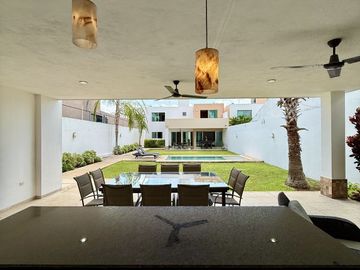 🏡 Residencia sobre Avenida Principal en Montebello – Amplios Espacios
