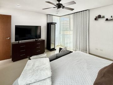 🏡 Residencia sobre Avenida Principal en Montebello – Amplios Espacios