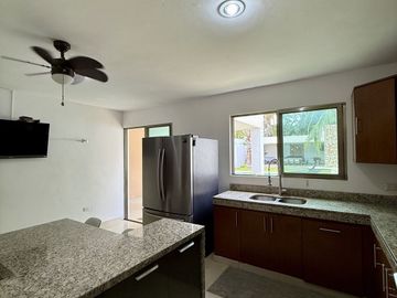 🏡 Residencia sobre Avenida Principal en Montebello – Amplios Espacios