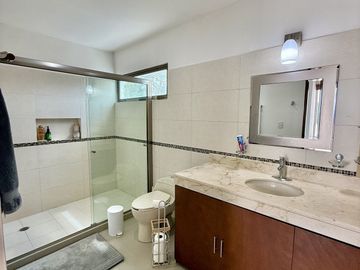 🏡 Residencia sobre Avenida Principal en Montebello – Amplios Espacios