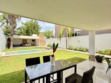 🏡 Residencia sobre Avenida Principal en Montebello – Amplios Espacios
