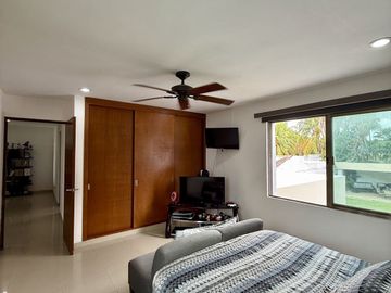 🏡 Residencia sobre Avenida Principal en Montebello – Amplios Espacios