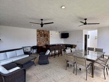 🏡 Residencia sobre Avenida Principal en Montebello – Amplios Espacios