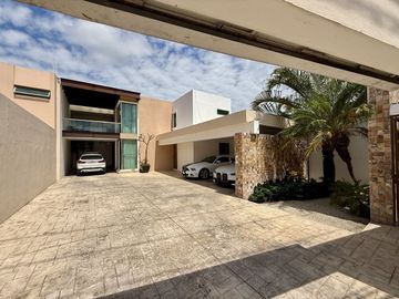 🏡 Residencia sobre Avenida Principal en Montebello – Amplios Espacios
