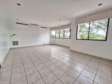 Casa en  venta de 5 dormitorios en Urb. Tennis Club, Samborondón