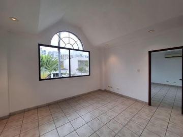 Casa en  venta de 5 dormitorios en Urb. Tennis Club, Samborondón