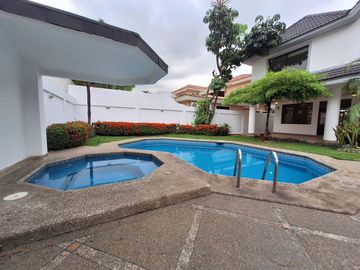 Casa en  venta de 5 dormitorios en Urb. Tennis Club, Samborondón