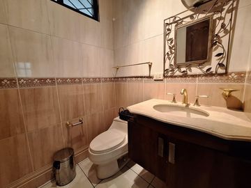 Casa en  venta de 5 dormitorios en Urb. Tennis Club, Samborondón