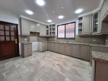 Casa en  venta de 5 dormitorios en Urb. Tennis Club, Samborondón