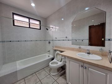 Casa en  venta de 5 dormitorios en Urb. Tennis Club, Samborondón