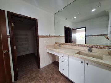 Casa en  venta de 5 dormitorios en Urb. Tennis Club, Samborondón