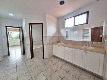 Casa en  venta de 5 dormitorios en Urb. Tennis Club, Samborondón