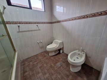 Casa en  venta de 5 dormitorios en Urb. Tennis Club, Samborondón