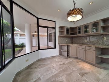Casa en  venta de 5 dormitorios en Urb. Tennis Club, Samborondón