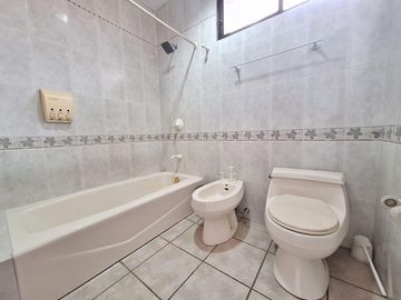 Casa en  venta de 5 dormitorios en Urb. Tennis Club, Samborondón
