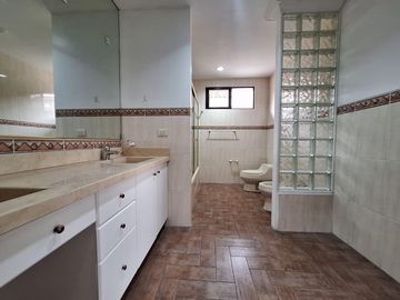 Casa en  venta de 5 dormitorios en Urb. Tennis Club, Samborondón