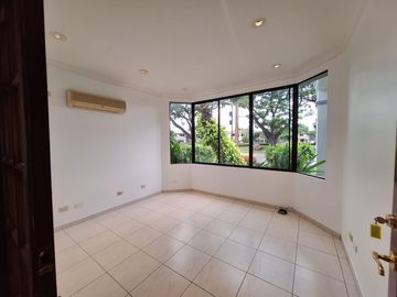 Casa en  venta de 5 dormitorios en Urb. Tennis Club, Samborondón
