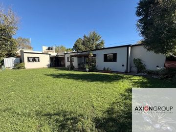 Casa en venta de 2 dormitorios c/ cochera en Villa Elisa