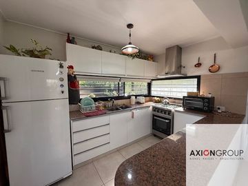Casa en venta de 2 dormitorios c/ cochera en Villa Elisa