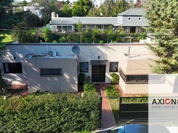 Casa en venta de 2 dormitorios c/ cochera en Villa Elisa