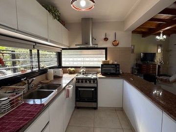 Casa en venta de 2 dormitorios c/ cochera en Villa Elisa