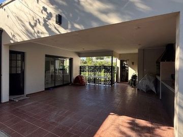 Casa en venta de 2 dormitorios c/ cochera en Villa Elisa