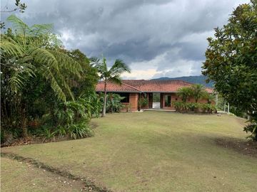 Venta de Hermosa Casa en El Retiro Con Vista a la Represa