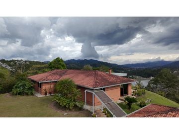 Venta de Hermosa Casa en El Retiro Con Vista a la Represa