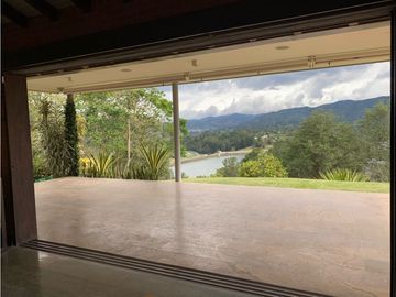 Venta de Hermosa Casa en El Retiro Con Vista a la Represa
