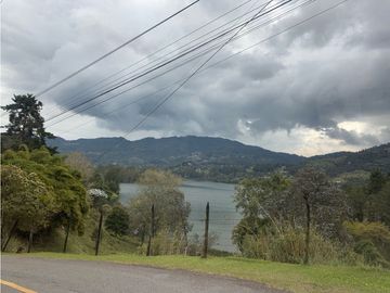Venta de Hermosa Casa en El Retiro Con Vista a la Represa