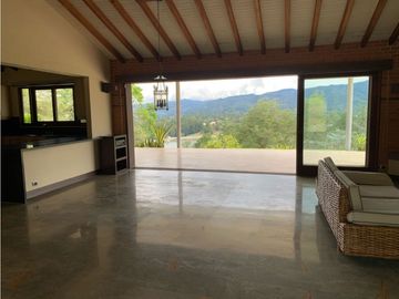 Venta de Hermosa Casa en El Retiro Con Vista a la Represa