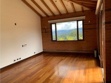 Venta de Hermosa Casa en El Retiro Con Vista a la Represa