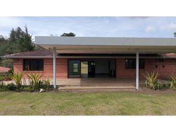 Venta de Hermosa Casa en El Retiro Con Vista a la Represa