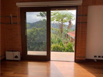 Venta de Hermosa Casa en El Retiro Con Vista a la Represa