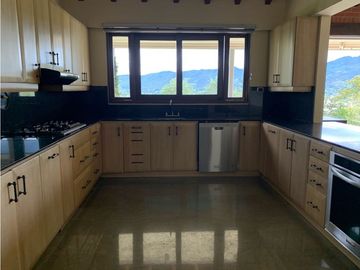 Venta de Hermosa Casa en El Retiro Con Vista a la Represa