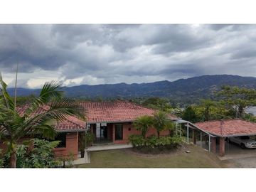 Venta de Hermosa Casa en El Retiro Con Vista a la Represa