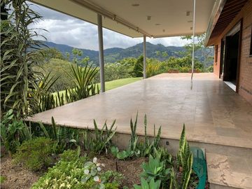 Venta de Hermosa Casa en El Retiro Con Vista a la Represa