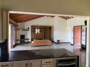 Venta de Hermosa Casa en El Retiro Con Vista a la Represa