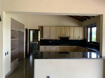 Venta de Hermosa Casa en El Retiro Con Vista a la Represa