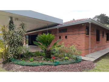 Venta de Hermosa Casa en El Retiro Con Vista a la Represa